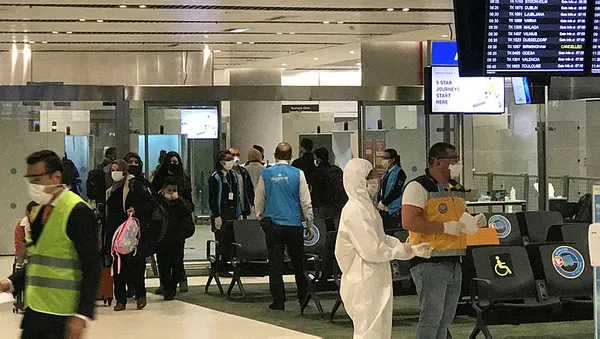 İngiltere’den İstanbul’a gelen yolculara mutasyon riski nedeniyle Kovid-19 testi yapıldı