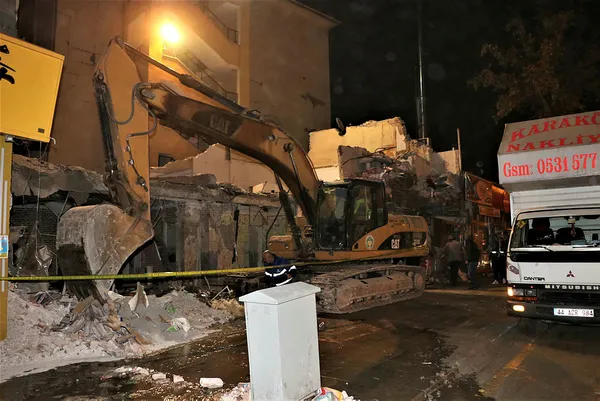 malatyada-coken-bina-hakkinda-yeni-gelisme-3-kisi-tutuklandi-onlarca-kisi-yaralanmisti-1636557796357.jpg Malatya'da çöken bina hakkında yeni gelişme! 3 kişi tutuklandı! Onlarca kişi yaralanmıştı - 6