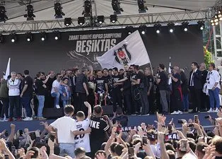 Beşiktaş Türkiye Kupası şampiyonluğunu taraftarıyla kutladı! Sahile akın ettiler...