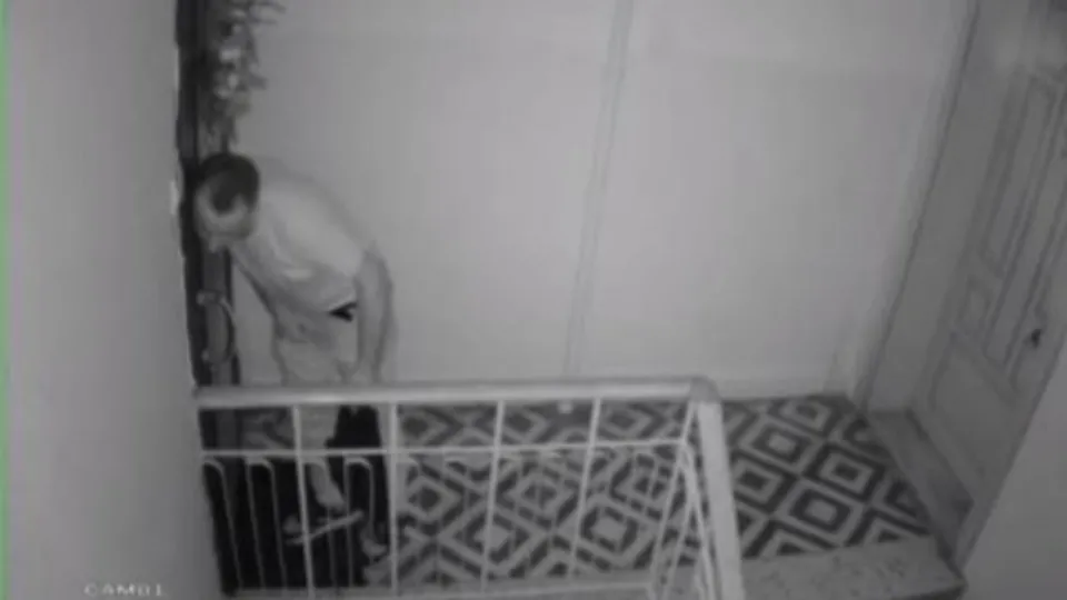 Kurye kılığında girdi pantolonunu indirdi! Görüntüler şoke etti: Tek tek kapıları dinleyip...