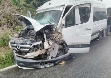 İşçi servisiyle iş makinesi çarpıştı: 6 yaralı