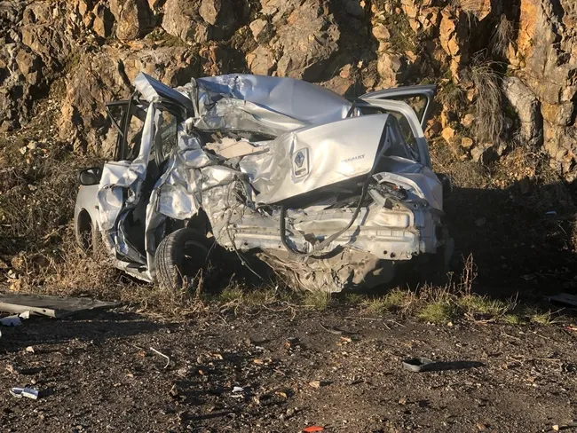 Ankara’da feci trafik kazası, araba hurdaya döndü: 1 ölü, 1 yaralı - 2
