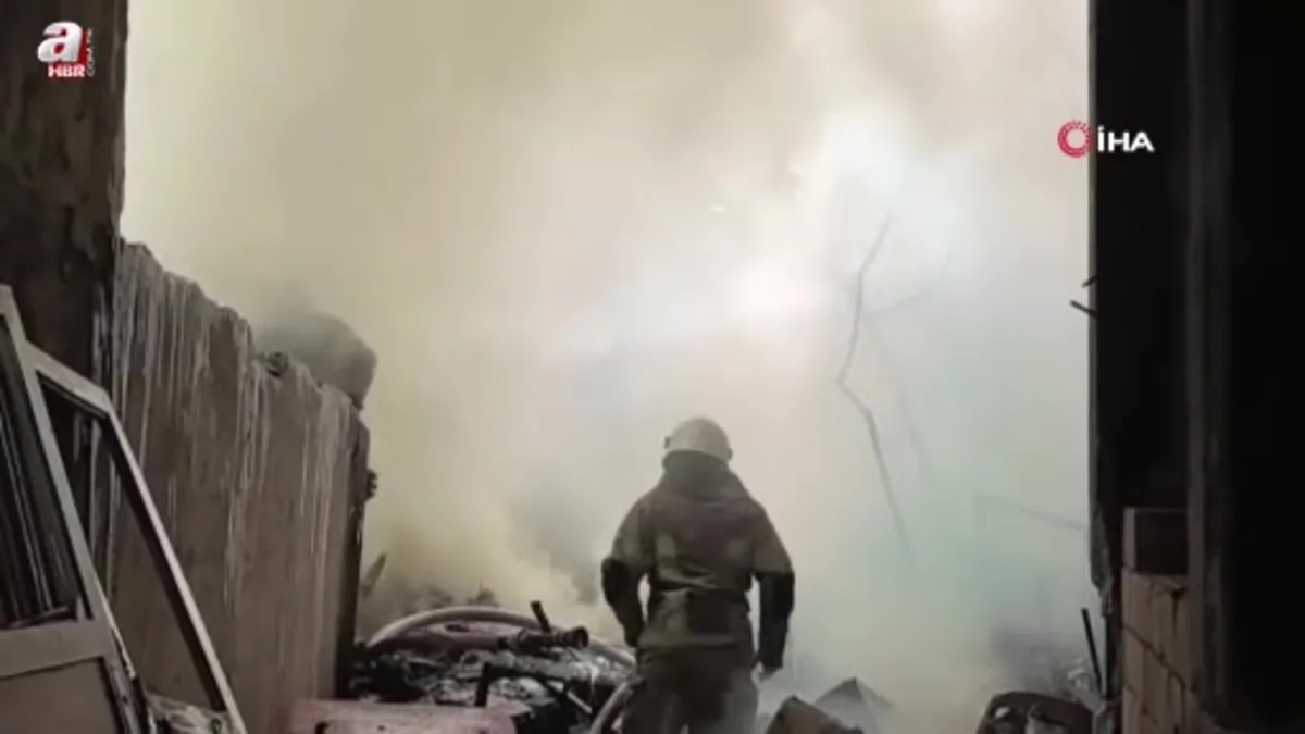 İnegöl'de yıkımına başlanan apartmanda yangın çıktı