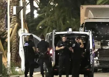 Fransa İçişleri Bakanı Cazeneuve: Savaştayız