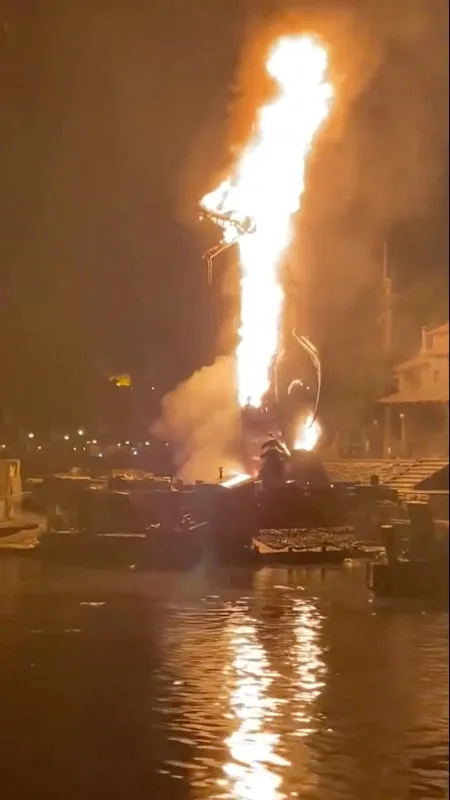1682331576310.jpg Disneyland'da korku dolu anlar! Alev alan mekanik ejderha paniğe yol açtı - 3
