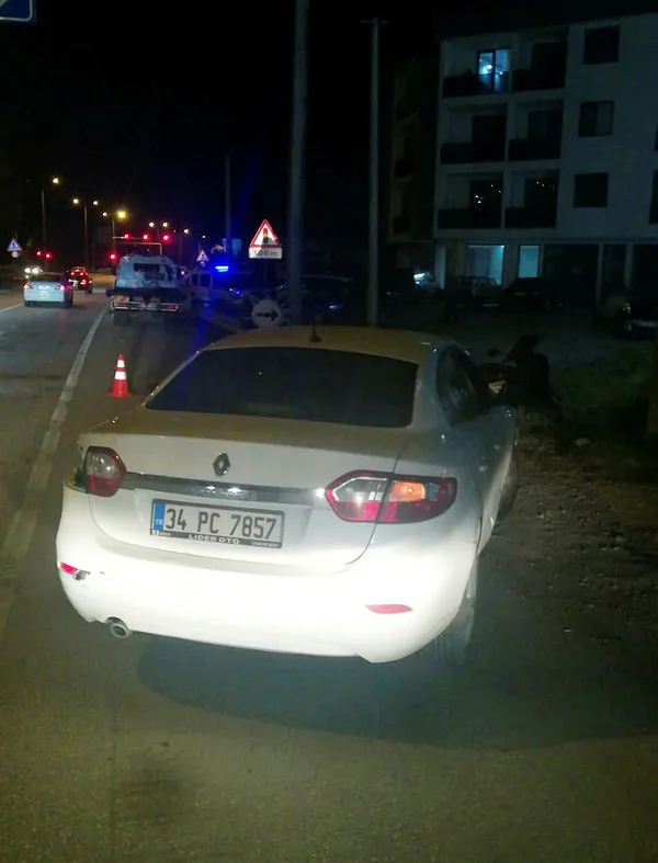 Düzce'de park halindeki otomobile çarpan motosikletteki hamile kadın öldü - 1