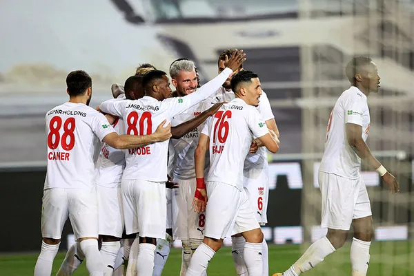 fenerbahce-1-sivasspor-2-mac-sonucu-kanarya-sampiyonluk-yolunda-geriye-dustu-1620761620064.jpg Fenerbahçe: 1 - Sivasspor: 2 MAÇ SONUCU | Kanarya şampiyonluk yolunda geriye düştü - 1