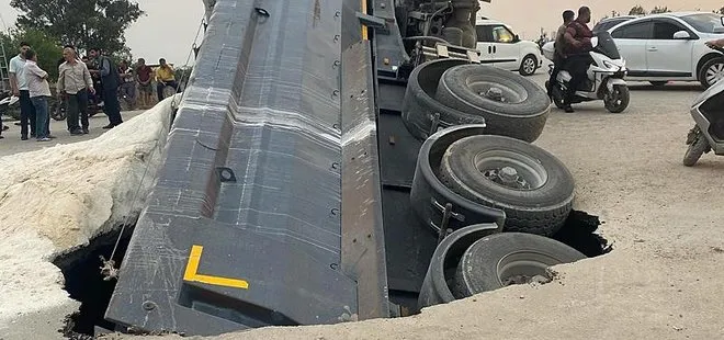 Adana’da korku dolu anlar! Yol çöktü: Seyir halindeki kamyon oluşan çukura gömüldü