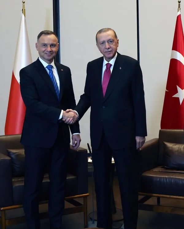 baskan-erdogan-turkevinde-cezayir-cumhurbaskani-abdulmecid-tebbun-ile-gorustu-1695082149064.jpg Başkan Erdoğan'dan diplomasi trafiği! Cezayir Cumhurbaşkanı ve Polonya Cumhurbaşkanı'nı kabul etti - 5