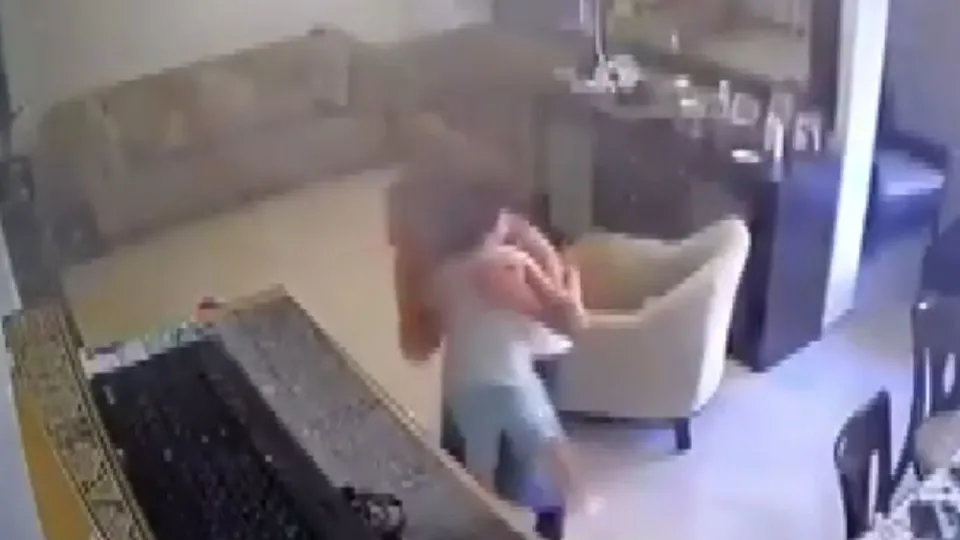 Lübnan Beyrut’taki patlama anında yürek sızlatan anlar! Can havliyle oğluna siper oldu