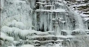 Şelale buz tuttu