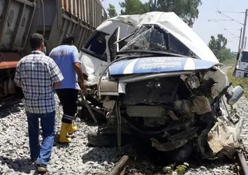 Mersin'de tren ve servis çarpıştı