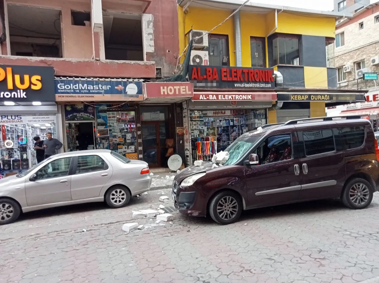 İzmir'de dehşet! Ölümün teğet geçtiği anlar kamerada