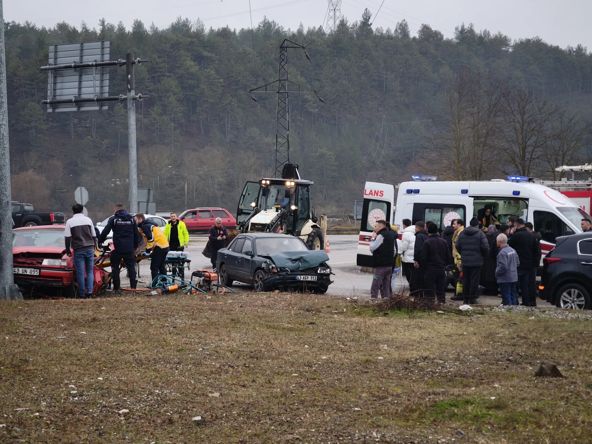 İki otomobil kafa kafaya çarpıştı: 1'i ağır, 3 yaralı