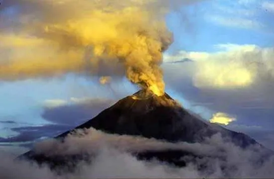 Tungurahua volkanı yeniden harekete geçti