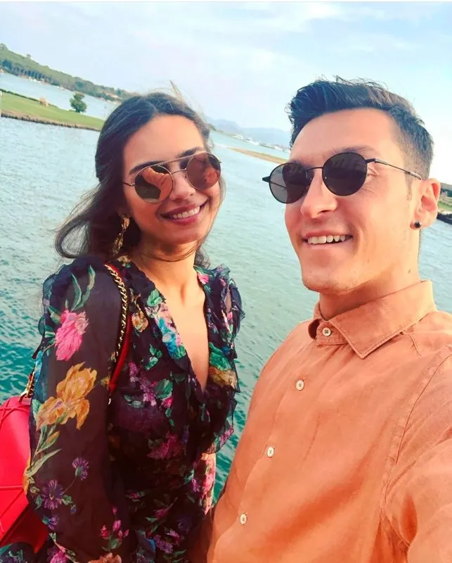 Mesut Özil ve Amine Gülşe Türkiye hazırlıklarına başladı! İşte yeni evleri