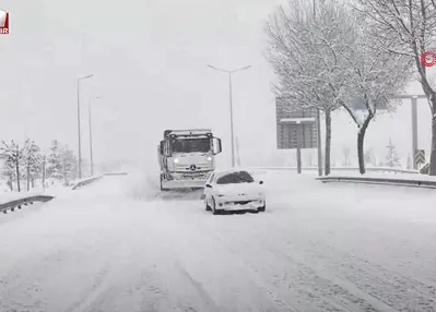 Yoğun kar kenti beyaza bürüdü