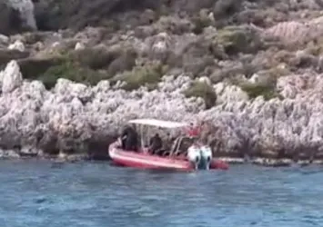 Antalya'da kayalıklarda mahsur kalan Alman turisti Sahil Güvenlik kurtardı