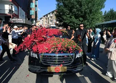 Başkan Erdoğan Karanfillerle karşılandı!