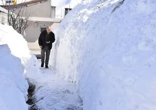 Bitlis'te kar günlük hayatı felç etti: Vatandaş kar tünelleri kazmaya başladı