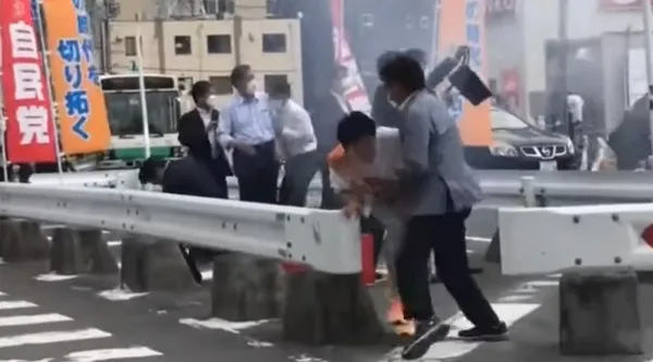 Eski Japonya Başbakanı Shinzo Abe uğradığı suikast sonucu hayatını kaybetti! Saldırganın silahı şaşkına çevirdi - 3