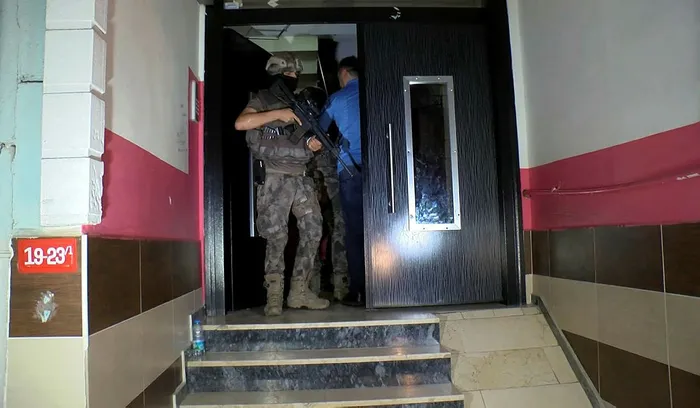 son-dakika-istanbulda-torbacilara-safak-vakti-operasyon-1592193153328.jpg Son dakika: İstanbul'da torbacılara şafak vakti operasyon! - 3