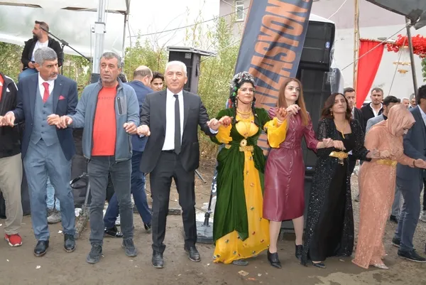 asiret-dugununde-izdiham-geline-35-kilo-altin-damada-4-milyon-tl-takildi-1665384117765.jpg Aşiret düğününde izdiham! Geline 3,5 kilo altın, damada 4 milyon TL takıldı - 4