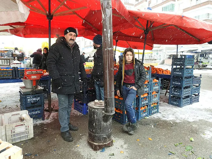 Çorum'da pazarcılar soba kurarak ısındı - 2