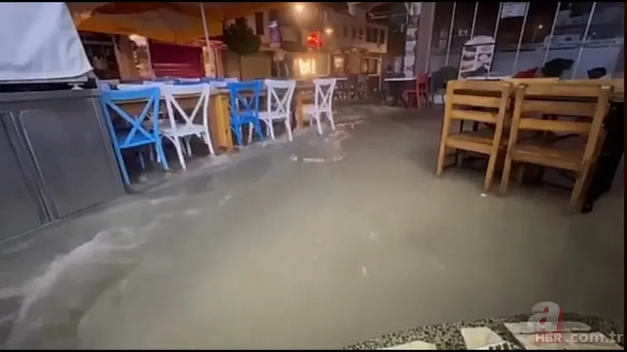 Çeşme’de şiddetli yağış hayatı felç etti! Cadde ve sokaklar göle döndü 1