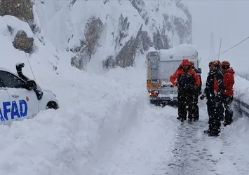 Hakkari-Çukurca kara yoluna çığ düştü
