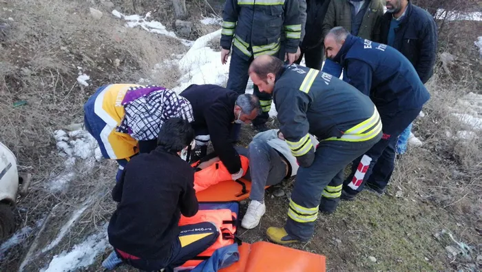 Araçta sıkışan sürücü itfaiye ekiplerince kurtarıldı - 1