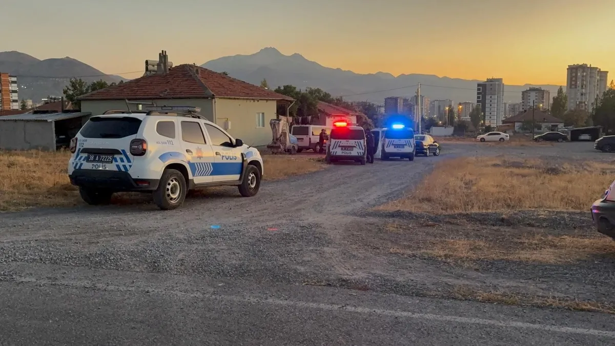 Maskeli saldırganlar baba oğula ateş açtı! 2 yaralı