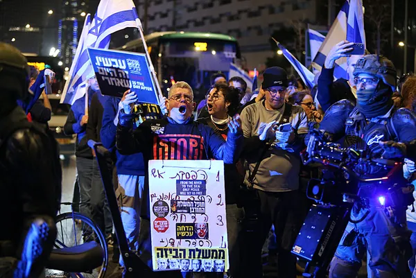 1709412977398.jpg İsrail'de istenmeyen katil: Netanyahu! Tel Aviv'de büyük protesto: Binlerce kişi sokaklara döküldü - 7