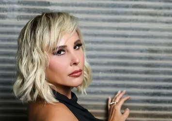 Funda Arar'dan yeni imaj! Sarı sarçlarına veda etti