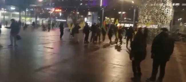 PKK/YPG destekçileri yine sokağa çıktı! Terör destekçileri yoldan geçenlere saldırdı.