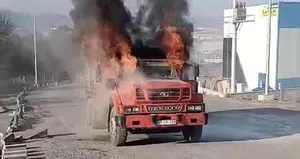 Aynı yerde iki kamyon alevlere teslim oldu