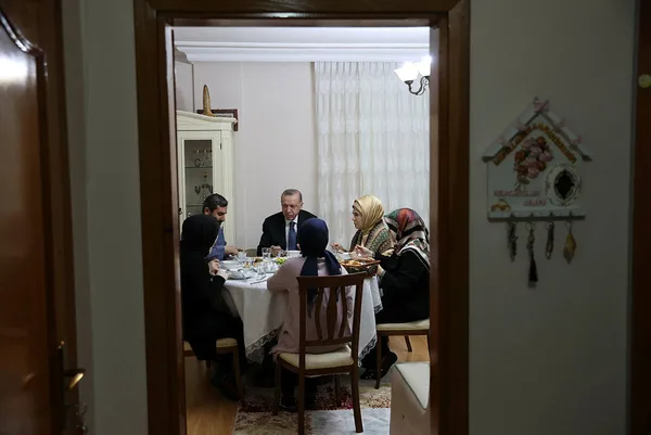 1649093953830.jpg Halkın adamı halkın sofrasında: Başkan Erdoğan ve eşi iftar için İstanbul'da bir ailenin evine konuk oldu - 3
