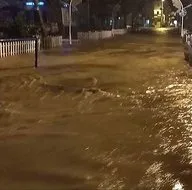 İzmirde yağmur son dakika | Foça yağışa teslim oldu! Her yeri su bastı