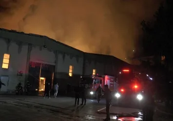 Kağıt fabrikasında büyük yangın! Alevler geceyi aydınlattı