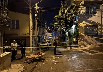 İzmir'de sokak ortasında dehşet: Önüne gelene bıçakla saldırdı: 1 ölü 2 yaralı