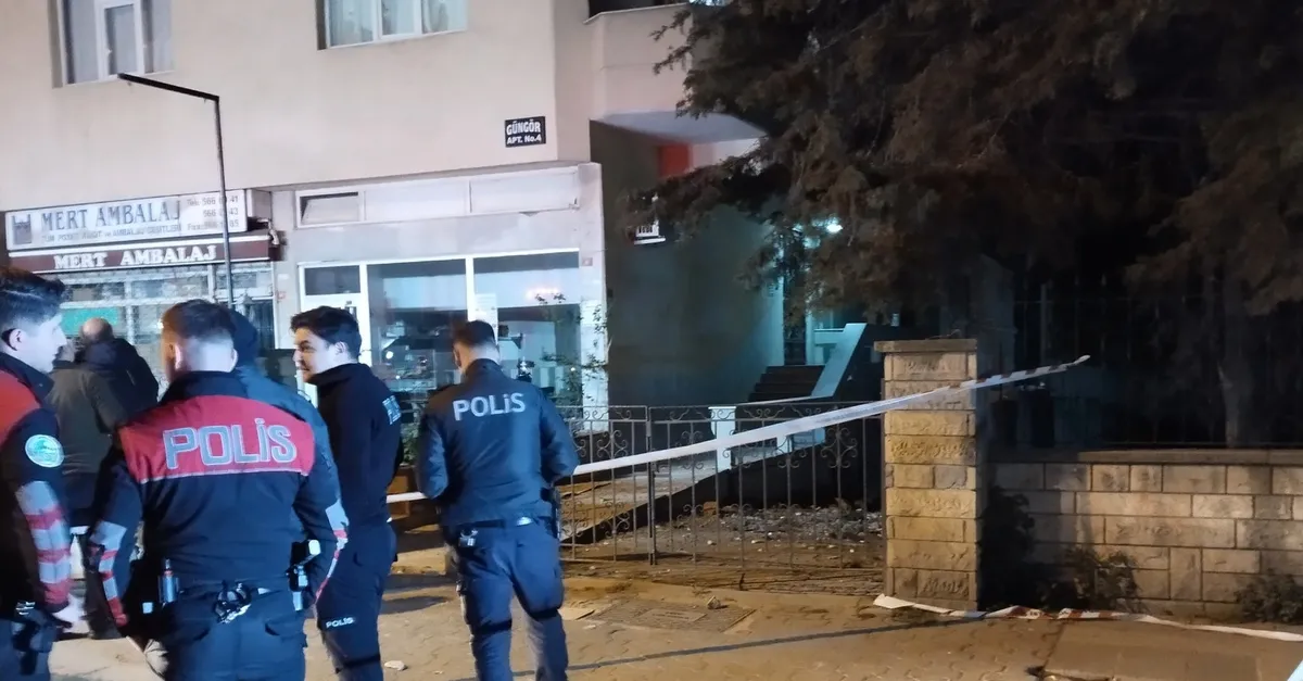 Kadıköy’de bir binanın balkonu çöktü!
