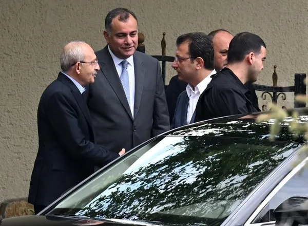 imamoglu-vatandasi-canindan-bezdirdi-kabatas-bagcilar-tramvay-hattinda-alarm-tramvay-raydan-cikti-1698911742974.jpg İmamoğlu vatandaşı canından bezdirdi! Kabataş-Bağcılar Tramvay Hattı'nda alarm! Tramvay raydan çıktı - 2