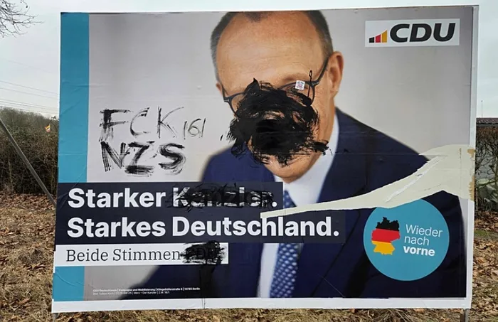 almanya-tarihinin-en-kritik-seciminde-musktan-ortaligi-karistiracak-paylasim-sandalyemden-dusecek-gibi-oldum-1740296847749.jpg Almanya'nın muhafazakar Hristiyan Demokrat Birliği (CDU) partisinin lideri ve şansölye adayı Friedrich Merz'in portresini içeren tahrif edilmiş bir seçim kampanyası afişi, 20 Şubat 2025'te Almanya'nın batısındaki Dortmund'da çekildi. (AFP)