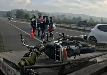 Refüje çarpan motosikletin sürücüsü öldü