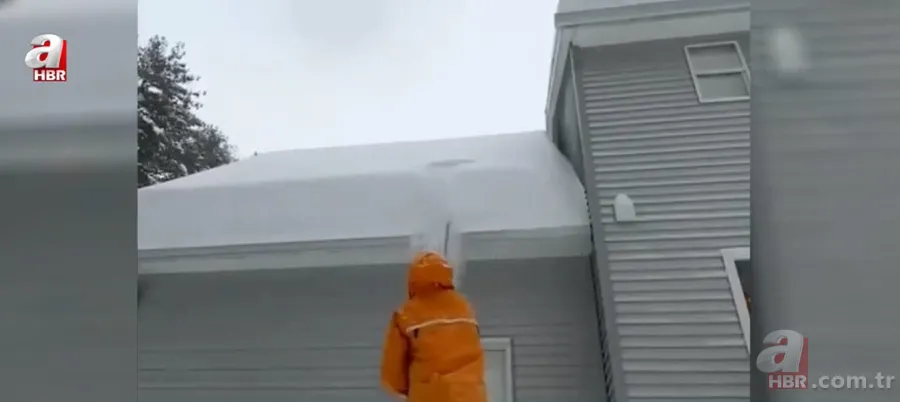 Saniyeler sonra neye uğradığını şaşırdı! Çatıdaki kar adamı böyle yuttu 2