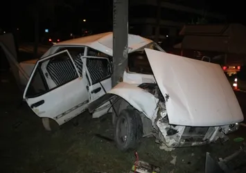Ordu’da korkutan kaza! Aydınlatma direğine çarpan otomobil kağıt gibi katlandı