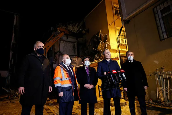 son-dakika-uskudarda-binada-korkutan-patlama-1644267796934.jpg Son dakika: Üsküdar'da binada korkutan patlama - 6