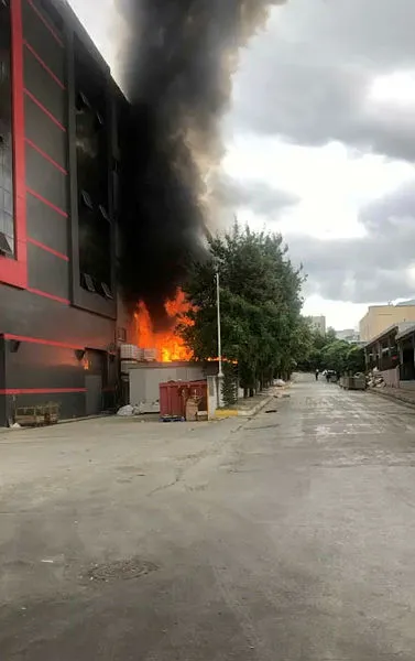 Son dakika: Tuzla'da kozmetik malzemeleri üretilen fabrikada yangın - 1