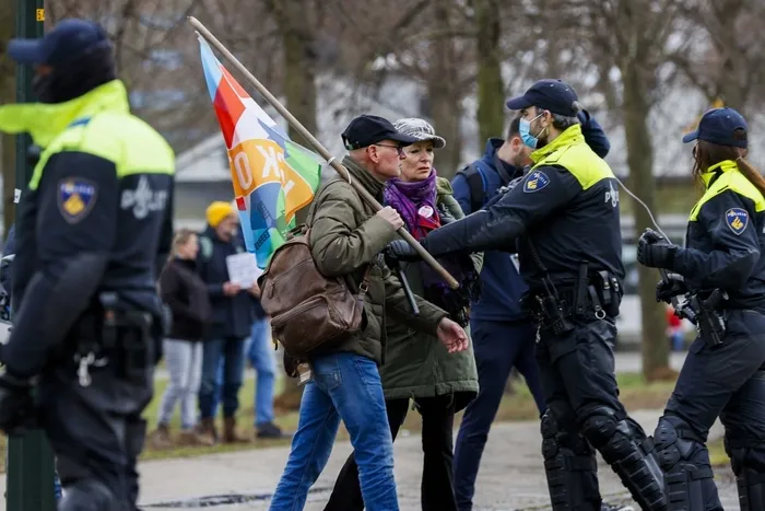 Hollanda’da ortalık karıştı! Genel seçim öncesi hükümet karşıtı protesto - 1