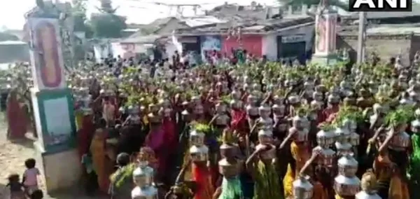 Hindistan’da tepki çeken dini tören! Yüzlerce kadın Covid-19’u hiçe saydı - 1